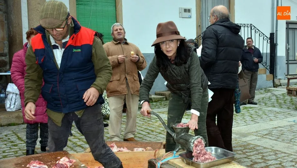 Foto 5 - Lumbrales vive una animada y participativa jornada de Matanza tradicional del cerdo