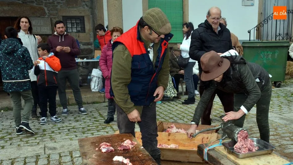 Foto 7 - Lumbrales vive una animada y participativa jornada de Matanza tradicional del cerdo