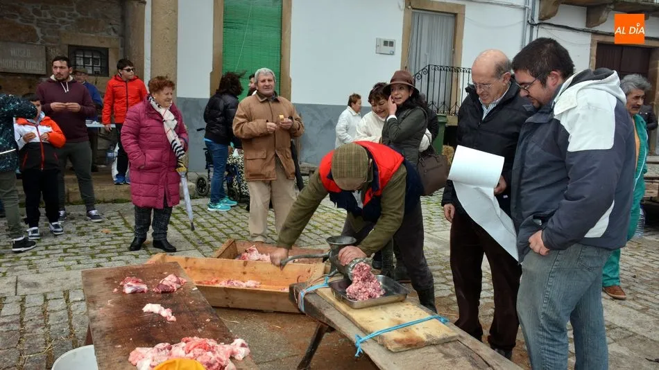 Foto 6 - Lumbrales vive una animada y participativa jornada de Matanza tradicional del cerdo