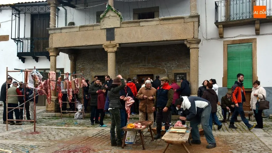 Foto 3 - Lumbrales vive una animada y participativa jornada de Matanza tradicional del cerdo