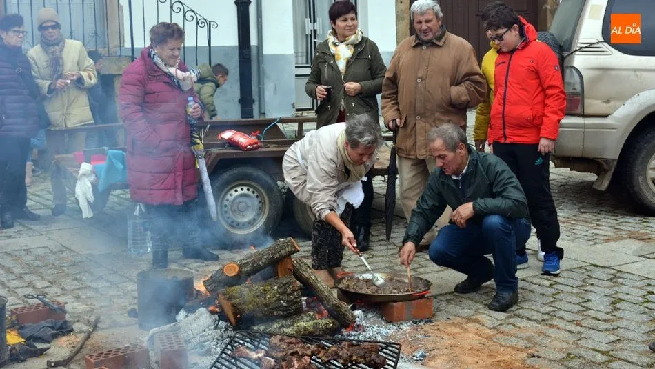 Foto 10 - Lumbrales vive una animada y participativa jornada de Matanza tradicional del cerdo