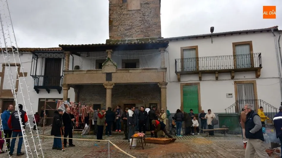 Foto 8 - Lumbrales vive una animada y participativa jornada de Matanza tradicional del cerdo