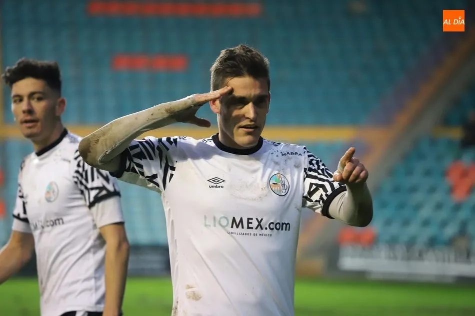 Edu Ubis celebra el primer tanto del partido / Lydia González