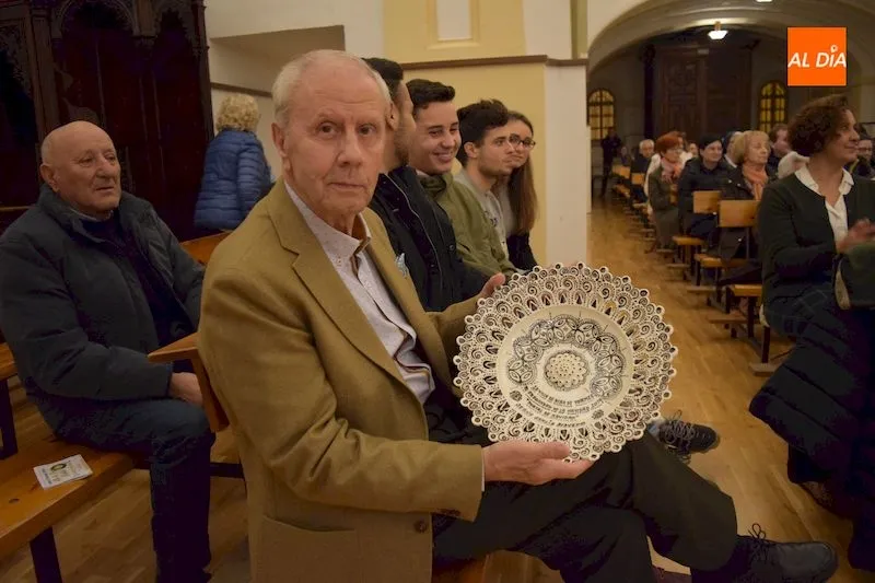 Jesús García Acevedo sostiene el plato conmemorativo otorgado por el Ayuntamiento / Pedro Zaballos