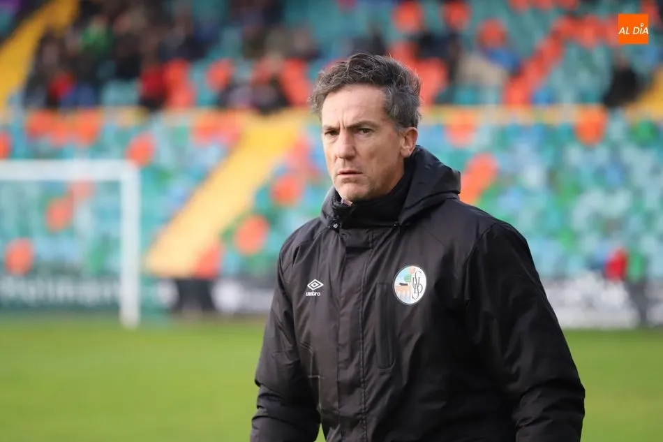 Larrazábal observa atentamente el partido