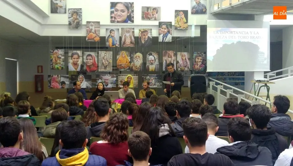 Momento de la intervención de José Antonio Cuadrado, director del IES, durante el coloquio taurino