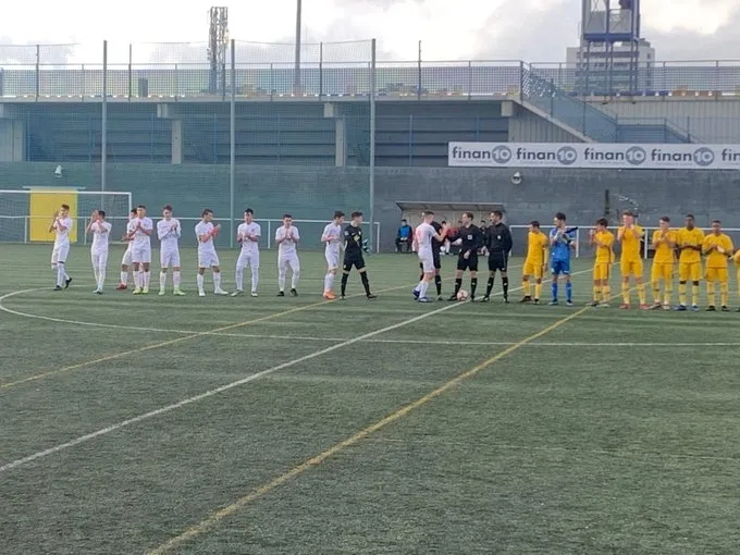 Los jugadores de ambos equipos saltan al terreno de juego / UD Santa Marta