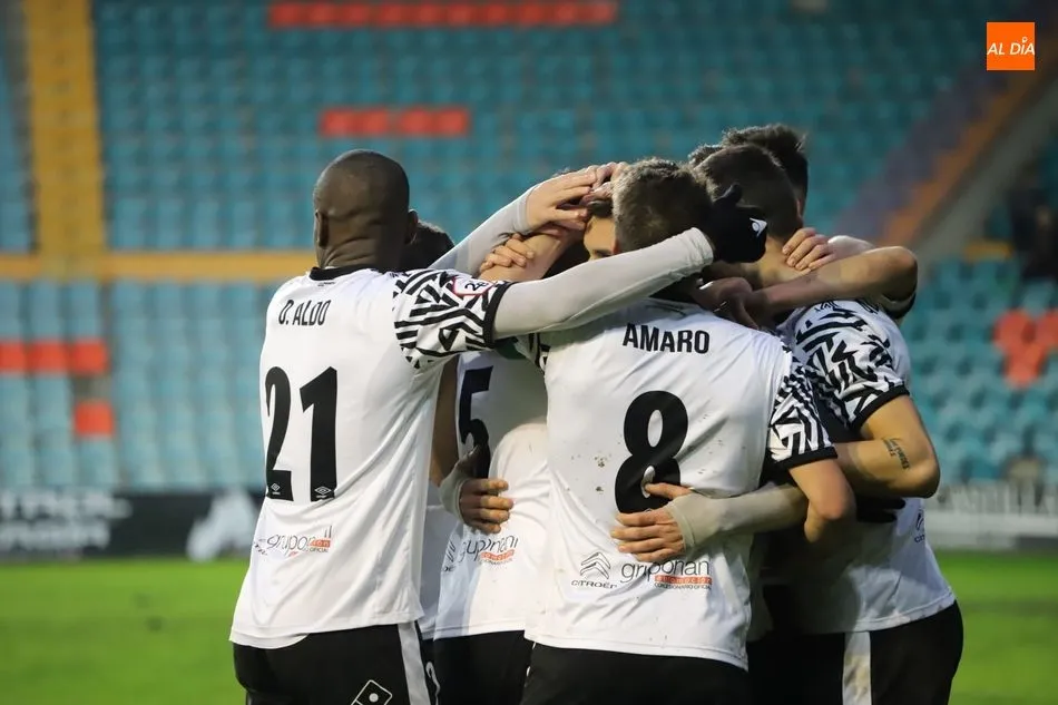 Celebración del primer gol del Salmanca, que marcaba Ubis de penalti. Foto de Lydia González