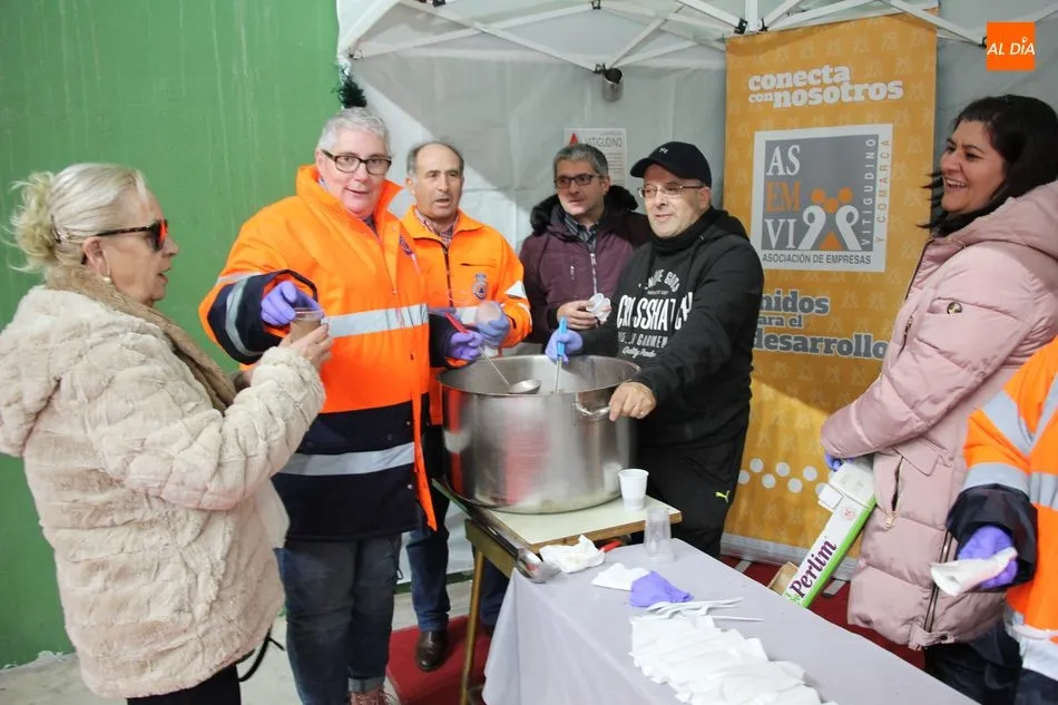 Foto 6 - Asemvi pone un broche de lo m&aacute;s dulce al Mercadillo Navide&ntilde;o de Vitigudino  