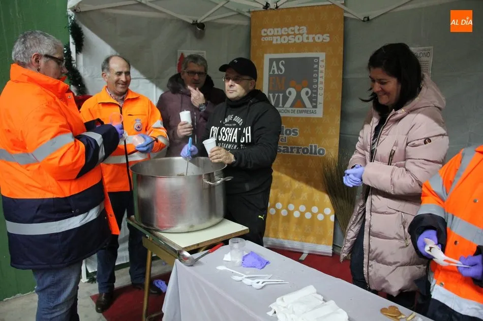 Foto 4 - Asemvi pone un broche de lo m&aacute;s dulce al Mercadillo Navide&ntilde;o de Vitigudino  