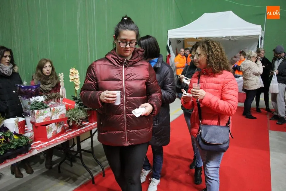 Foto 2 - Asemvi pone un broche de lo m&aacute;s dulce al Mercadillo Navide&ntilde;o de Vitigudino  