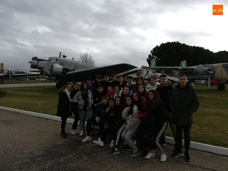 Foto 7 - Los alumnos del Colegio San Juan Bosco visitan el Museo del Aire