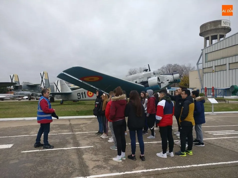 Foto 5 - Los alumnos del Colegio San Juan Bosco visitan el Museo del Aire