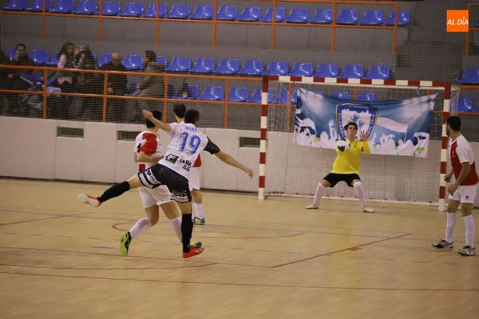 Un jugador del Salamanca FS Unionistas realiza un disparo a portería / Lydia González