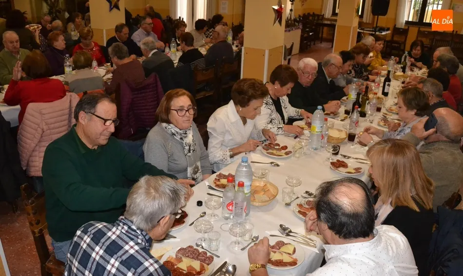 Más de 60 socios del Centro de Mayores se reúnen en una jornada de confraternización  
