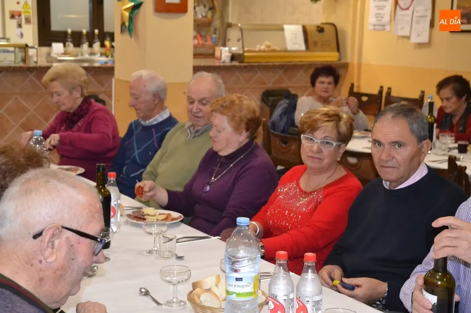 Foto 9 - M&aacute;s de 60 socios del Centro de Mayores se re&uacute;nen en una jornada de confraternizaci&oacute;n  