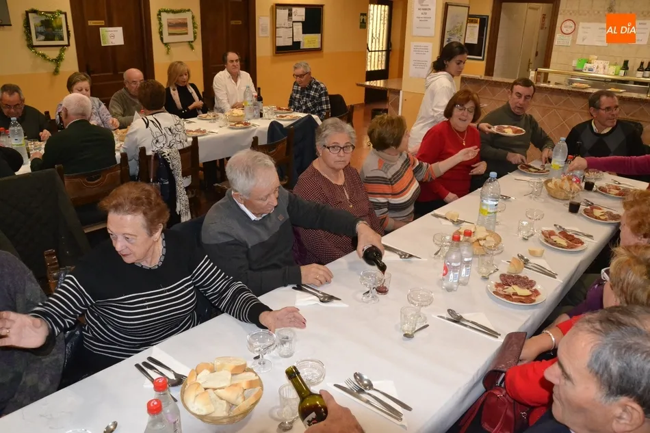 Foto 11 - M&aacute;s de 60 socios del Centro de Mayores se re&uacute;nen en una jornada de confraternizaci&oacute;n  