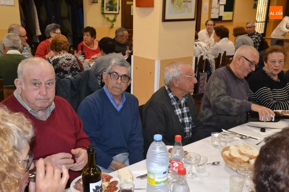 Foto 6 - M&aacute;s de 60 socios del Centro de Mayores se re&uacute;nen en una jornada de confraternizaci&oacute;n  