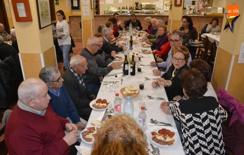 Foto 5 - M&aacute;s de 60 socios del Centro de Mayores se re&uacute;nen en una jornada de confraternizaci&oacute;n  