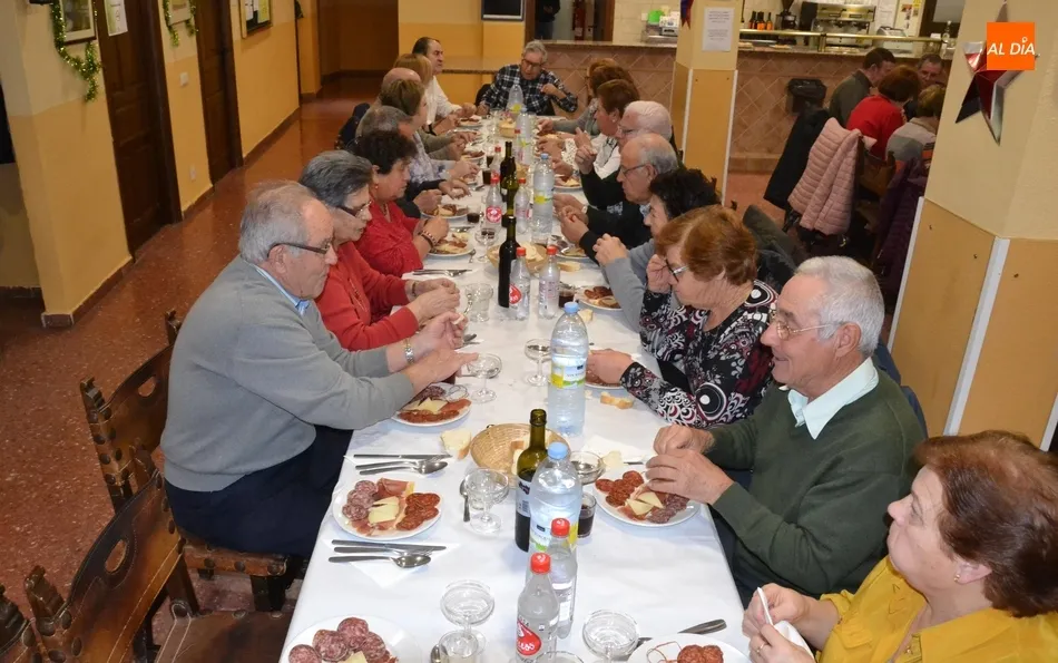 Foto 4 - M&aacute;s de 60 socios del Centro de Mayores se re&uacute;nen en una jornada de confraternizaci&oacute;n  