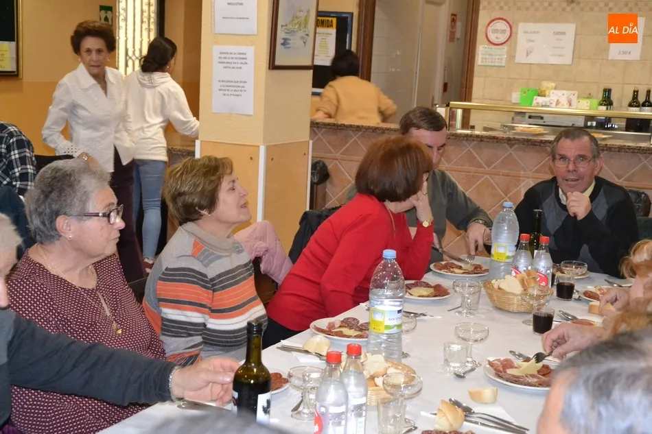 Foto 10 - M&aacute;s de 60 socios del Centro de Mayores se re&uacute;nen en una jornada de confraternizaci&oacute;n  