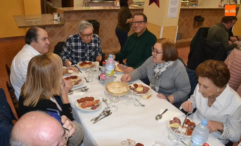 Foto 3 - M&aacute;s de 60 socios del Centro de Mayores se re&uacute;nen en una jornada de confraternizaci&oacute;n  