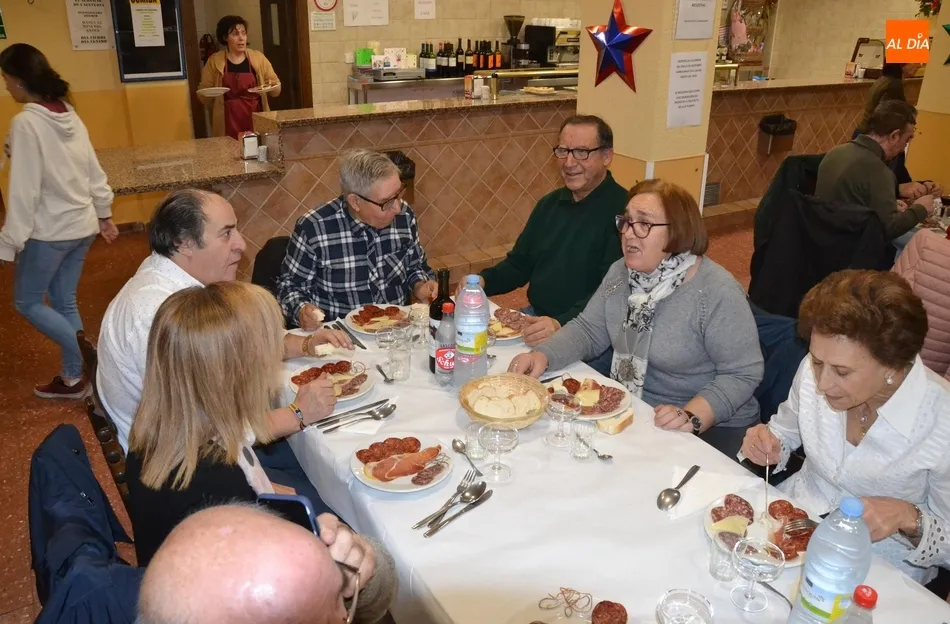Foto 2 - M&aacute;s de 60 socios del Centro de Mayores se re&uacute;nen en una jornada de confraternizaci&oacute;n  