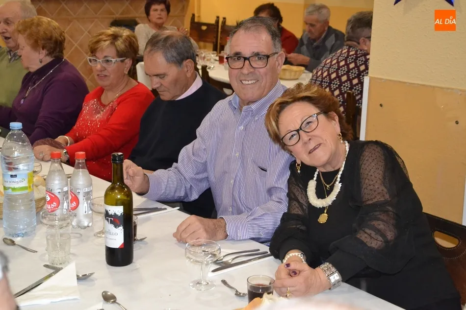 Foto 8 - M&aacute;s de 60 socios del Centro de Mayores se re&uacute;nen en una jornada de confraternizaci&oacute;n  