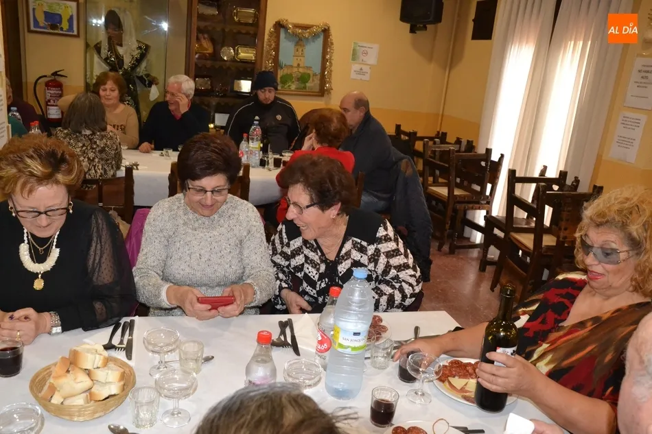Foto 7 - M&aacute;s de 60 socios del Centro de Mayores se re&uacute;nen en una jornada de confraternizaci&oacute;n  