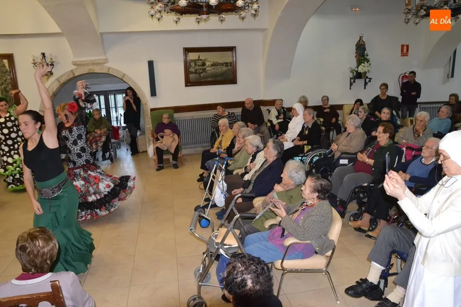 Foto 7 - El Grupo Alborea muestra su arte a los residentes del Hospital de la Pasi&oacute;n  