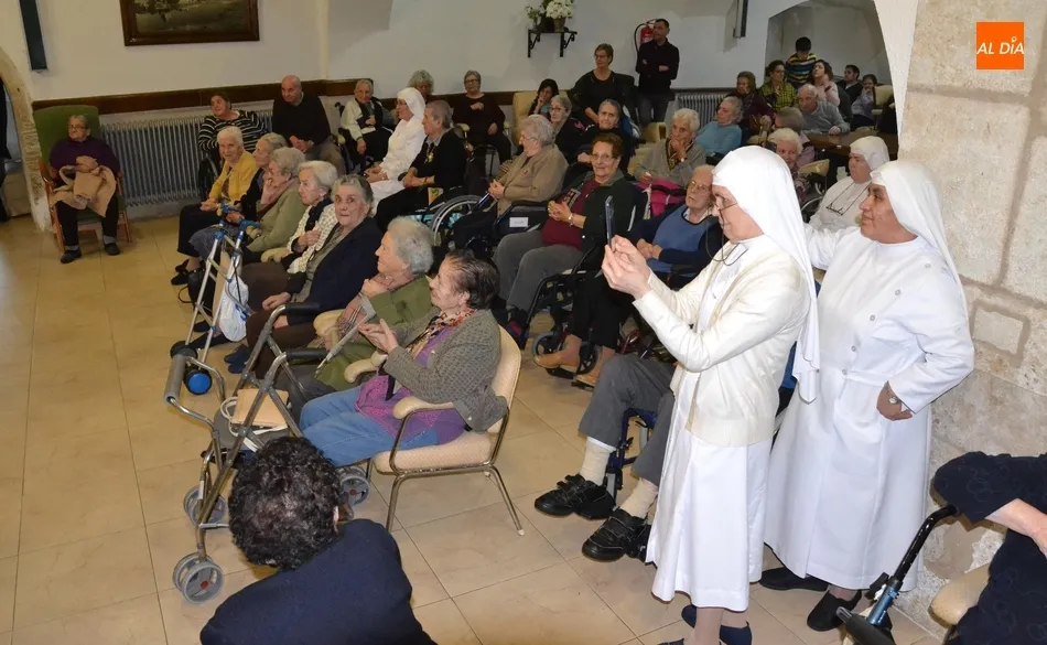 Foto 6 - El Grupo Alborea muestra su arte a los residentes del Hospital de la Pasi&oacute;n  