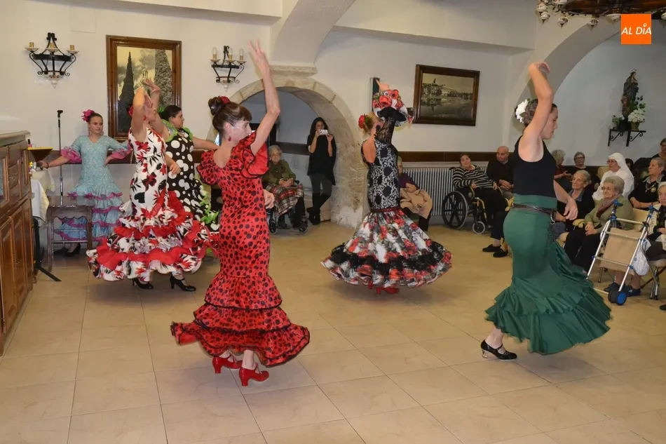 Foto 3 - El Grupo Alborea muestra su arte a los residentes del Hospital de la Pasi&oacute;n  
