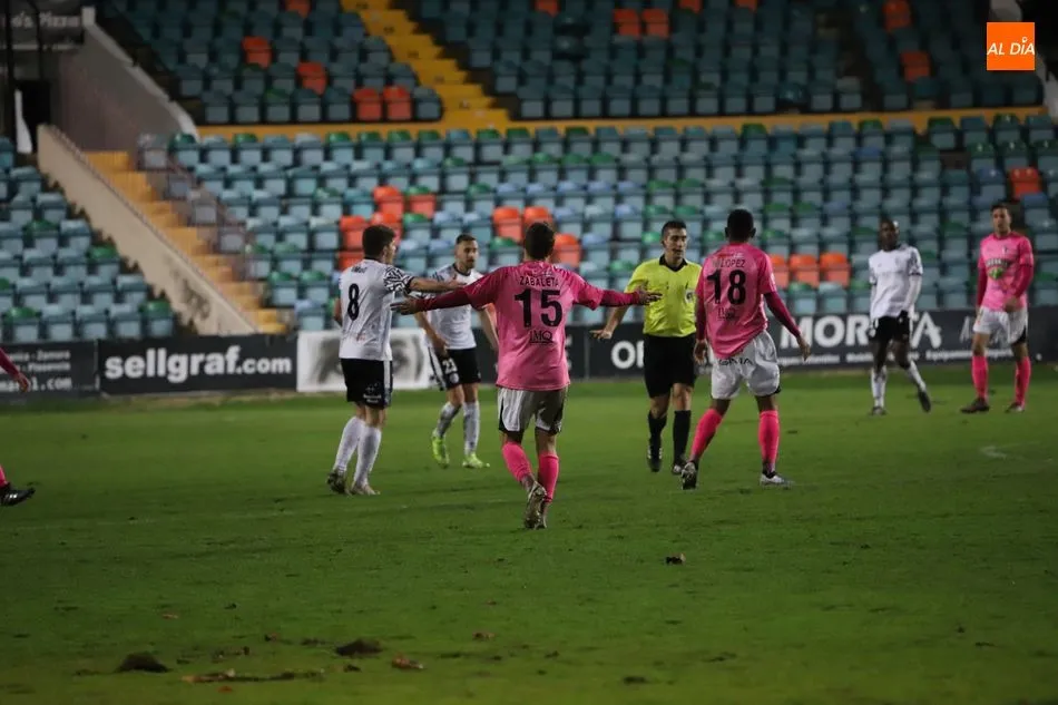 Foto 6 - Los penaltis le se&ntilde;alan el camino al Salamanca UDS de Larraz&aacute;bal ante el Tudelano (2-1)