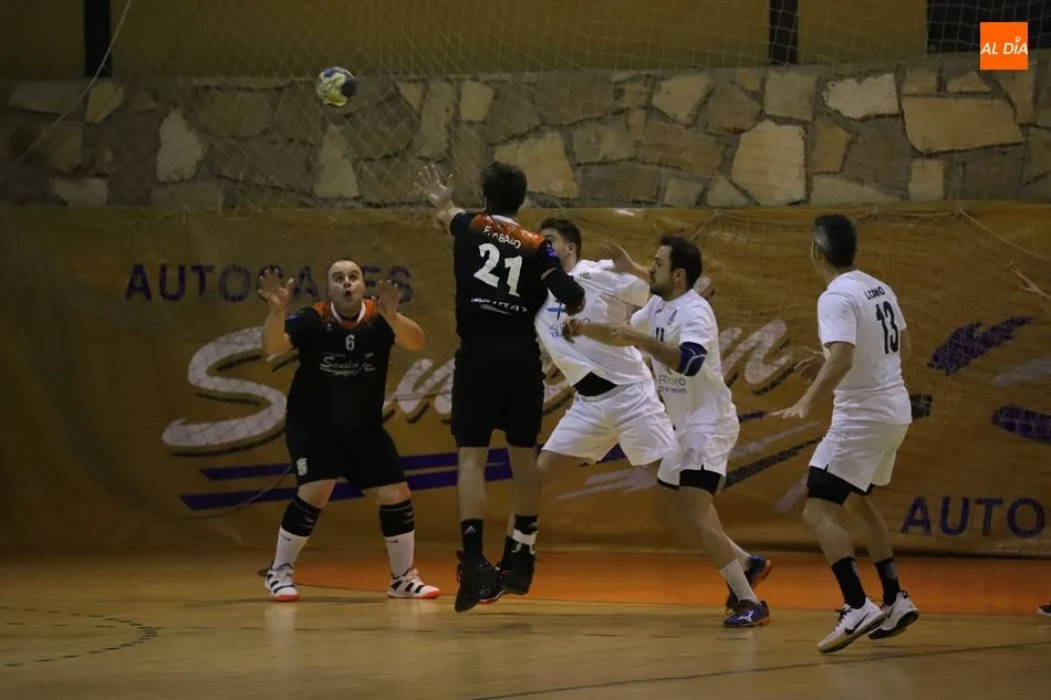 Foto 5 - El BM Salamanca da un recital para derrotar al BM Arroyo (31-28)