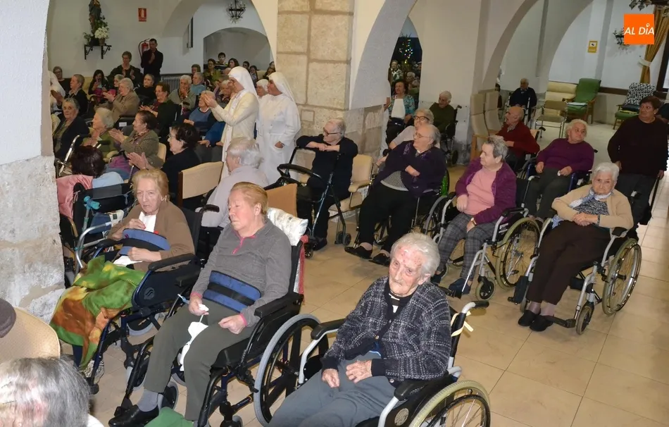 Foto 2 - El Grupo Alborea muestra su arte a los residentes del Hospital de la Pasi&oacute;n  