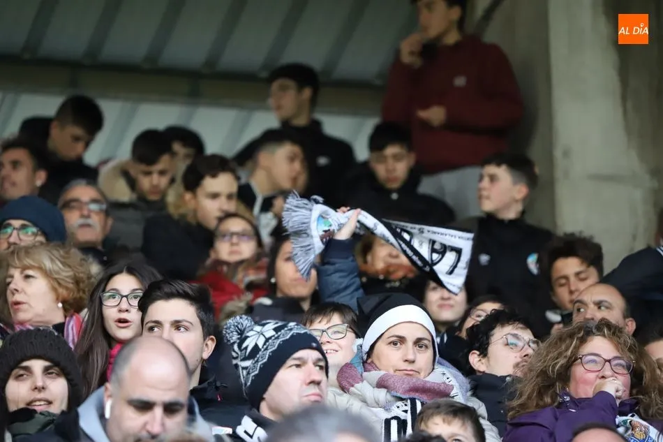 Foto 11 - La afici&oacute;n del Salamanca UDS se despide de &lsquo;su&rsquo; Helm&aacute;ntico hasta el 19 de enero