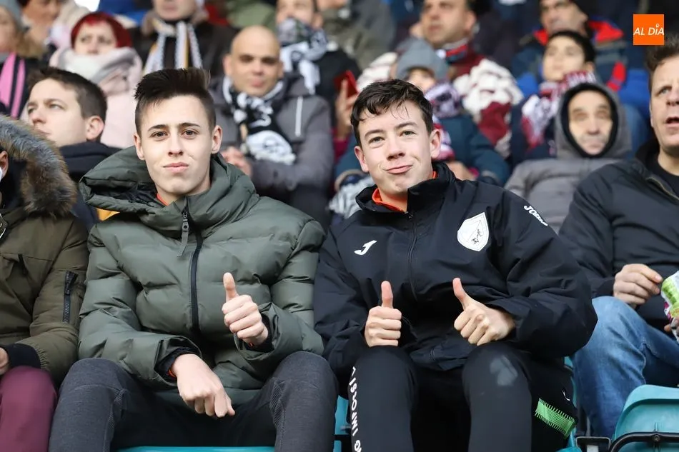 Foto 9 - La afici&oacute;n del Salamanca UDS se despide de &lsquo;su&rsquo; Helm&aacute;ntico hasta el 19 de enero