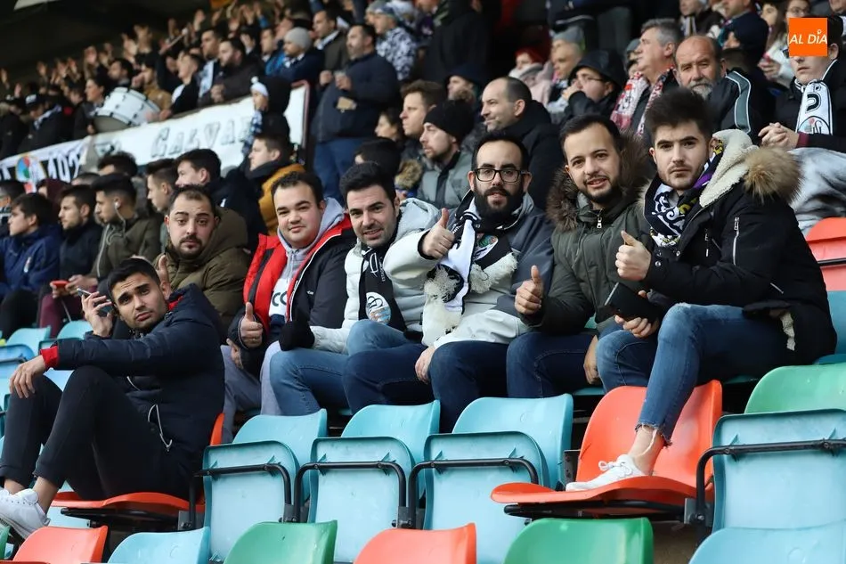 Foto 10 - La afici&oacute;n del Salamanca UDS se despide de &lsquo;su&rsquo; Helm&aacute;ntico hasta el 19 de enero