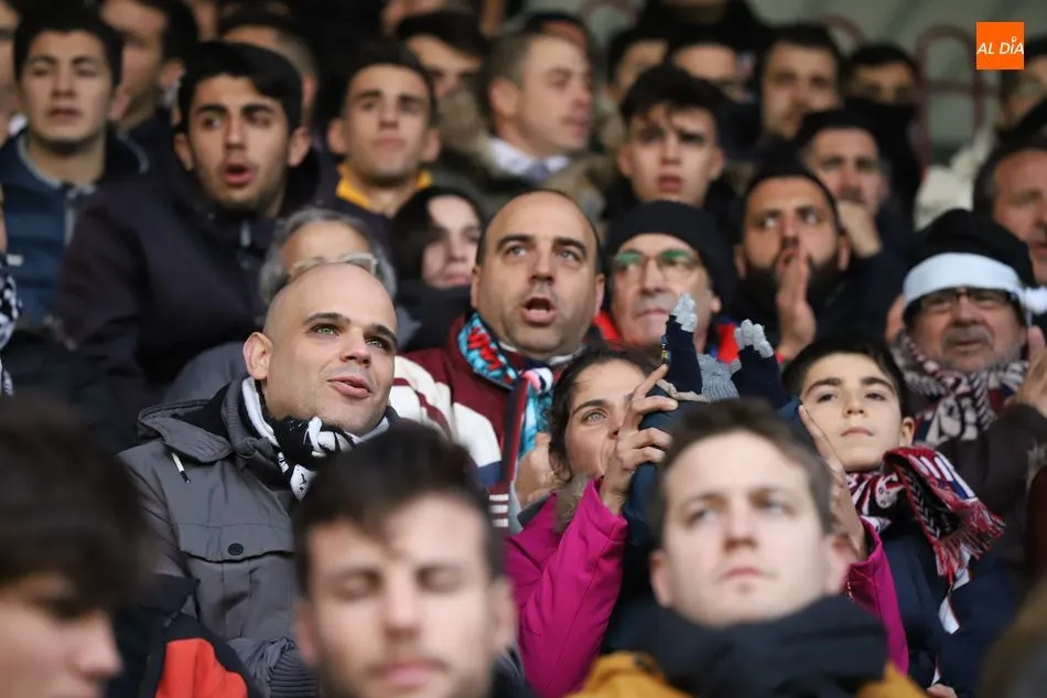 Foto 7 - La afici&oacute;n del Salamanca UDS se despide de &lsquo;su&rsquo; Helm&aacute;ntico hasta el 19 de enero