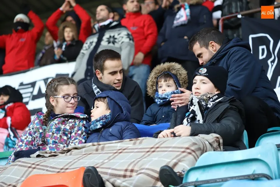 Foto 5 - La afici&oacute;n del Salamanca UDS se despide de &lsquo;su&rsquo; Helm&aacute;ntico hasta el 19 de enero
