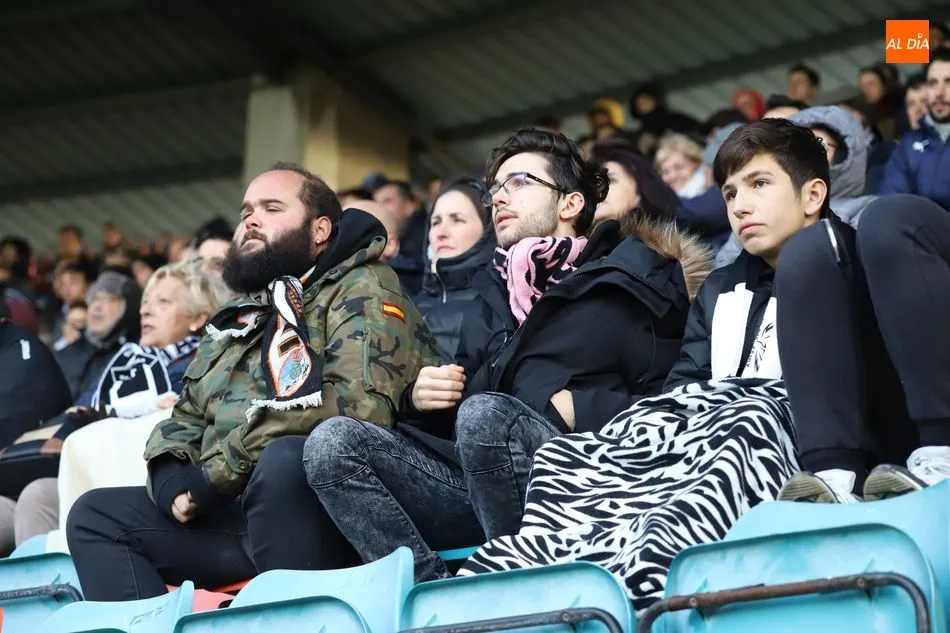 Foto 2 - La afici&oacute;n del Salamanca UDS se despide de &lsquo;su&rsquo; Helm&aacute;ntico hasta el 19 de enero