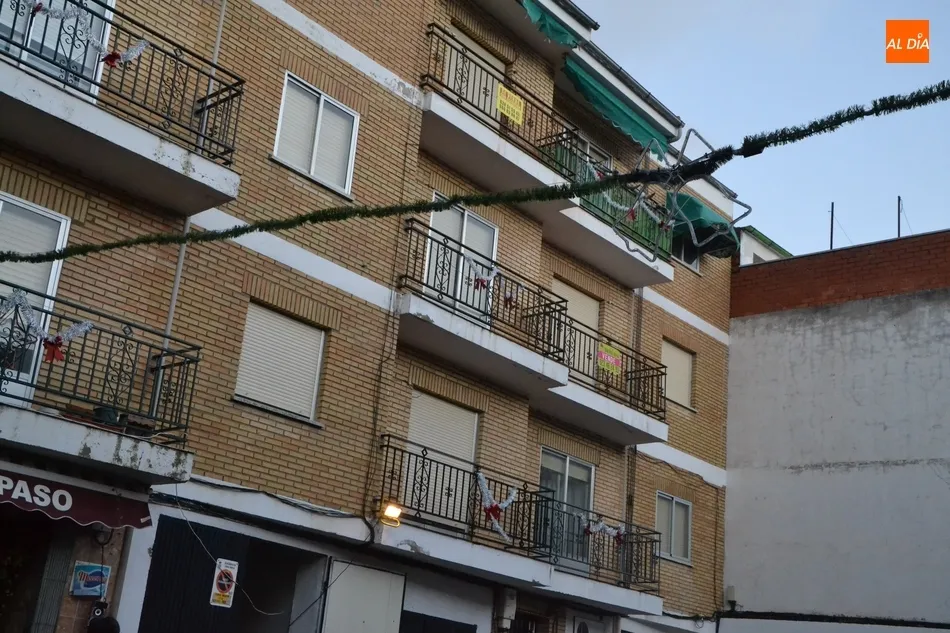 Foto 4 - Los vecinos de la calle Valera repiten chocolatada callejera luchando contra el viento  