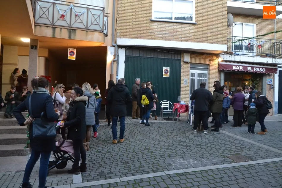 Foto 3 - Los vecinos de la calle Valera repiten chocolatada callejera luchando contra el viento  