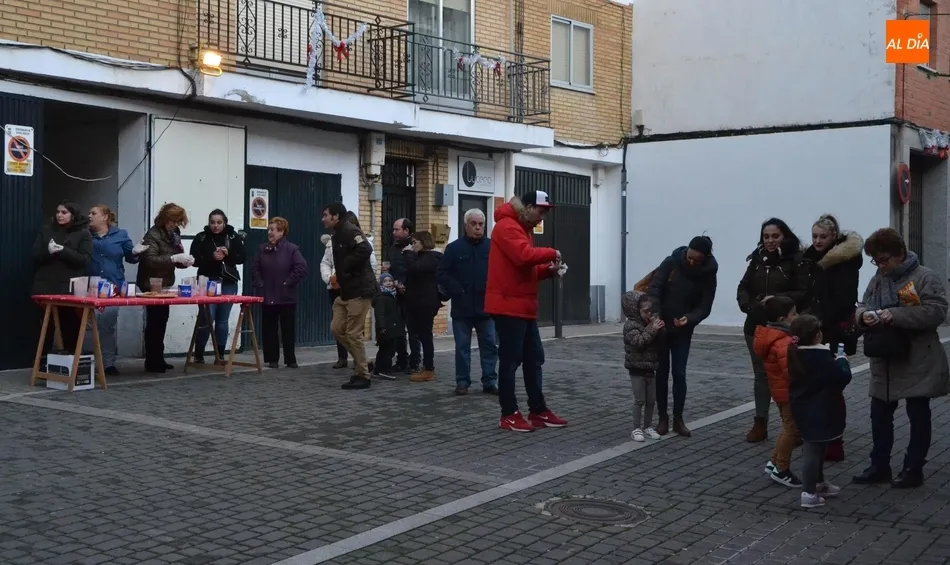 Foto 7 - Los vecinos de la calle Valera repiten chocolatada callejera luchando contra el viento  