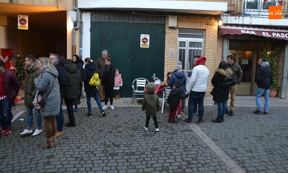 Foto 5 - Los vecinos de la calle Valera repiten chocolatada callejera luchando contra el viento  