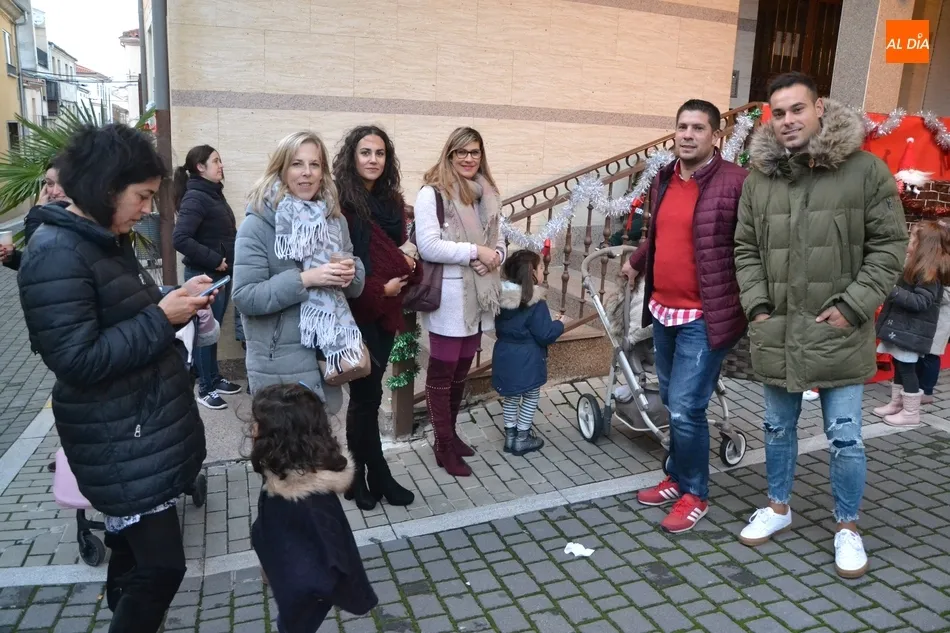 Foto 10 - Los vecinos de la calle Valera repiten chocolatada callejera luchando contra el viento  