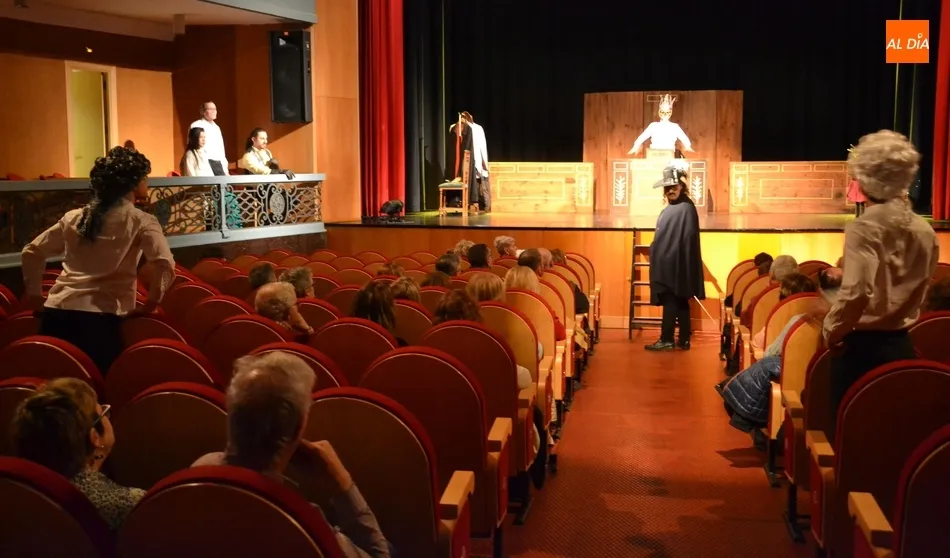 Punto y final al otoño teatral con el dinamismo de ‘Cyrano, el texto del doblaje’  