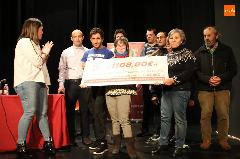 Los alumnos del Centro Ocupacional recibieron la donación de manos de Iván González