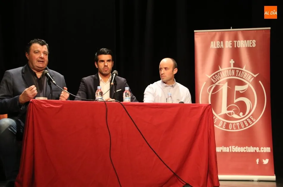 Emilio de Justo, Paco Cañamero e Iván González, presidente de la asociación taurina