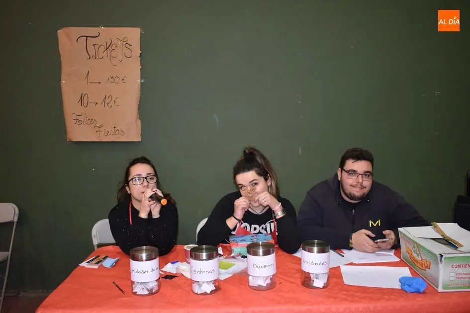 Foto 10 - Los vecinos de Encinas de Arriba disfrutaron de su mercado navide&ntilde;o